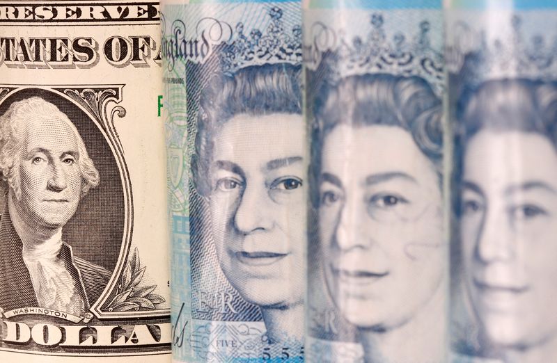 &copy; Reuters. Una banconota da un dollaro statunitense e tre banconote da 5 sterline britanniche. REUTERS/Dado Ruvic