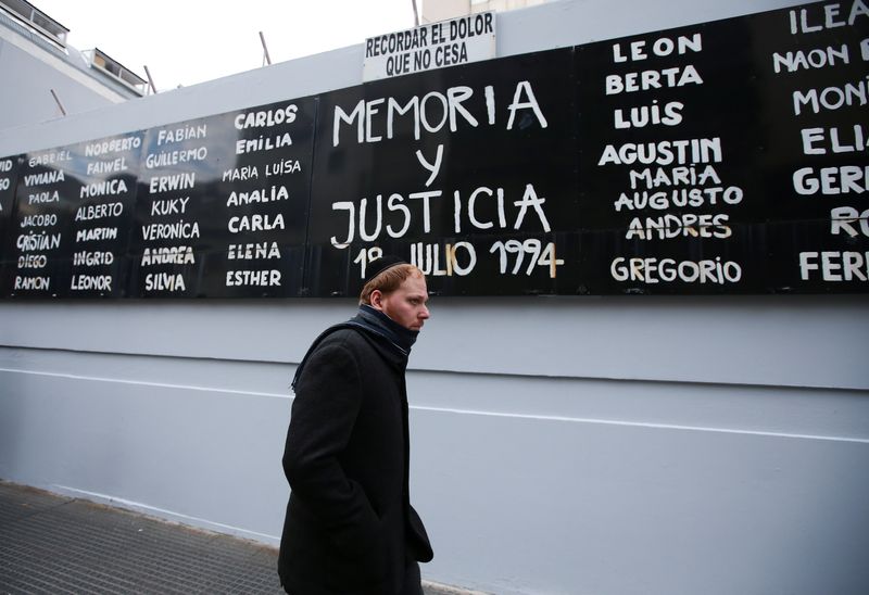 &copy; Reuters. Faixa com a frase "Memória e justiça" e nomes de vítimas do ataque de 1994 ao centro comunitário da Associação Mútua Israelita Argentina (AMIA) é vista durante o 25º aniversário do ataque, em Buenos Aires
18/07/2019
REUTERS/Agustin Marcarian