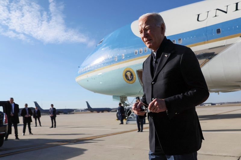 &copy; Reuters. الرئيس الأمريكي جو بايدن يصل إلى مطار ميلووكي ميتشيل الدولي في ولاية ويسكونسن يوم الأربعاء. تصوير: ليا ميليس - رويترز 