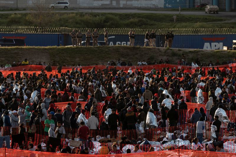 &copy; Reuters. Migrantes esperam em centro de processamento em Eagle Pass, Texas
19/12/2023
REUTERS/Cheney Orr