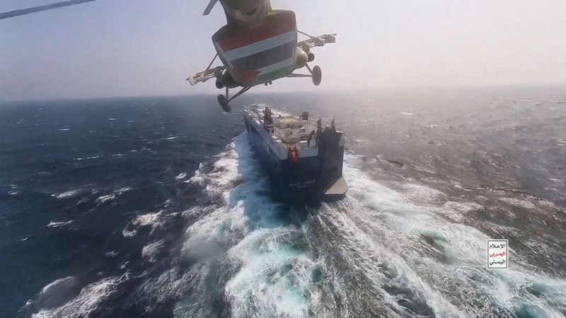 © Reuters. FILE PHOTO: Houthi military helicopter flies over the Galaxy Leader cargo ship in the Red Sea in this photo released November 20, 2023. Houthi Military Media/Handout via REUTERS/File Photo