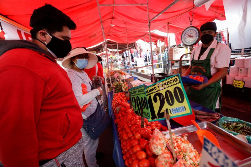 &copy; Reuters. FILE PHOTO: Customers buy tomatoes at a street market, in Mexico City, Mexico December 17, 2021. REUTERS/Luis Cortes/File Photo