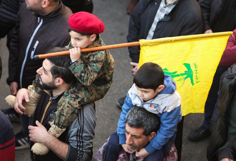 &copy; Reuters. طفل يرفع علم حزب الله خلال جنازة محمد حسن جعفر مكي أحد أعضاء الجماعة يوم الأربعاء الذي قتل في جنوب لبنان وسط تصاعد حدة التوترات بين إسرائيل و