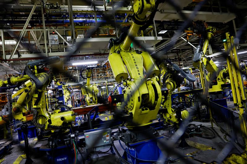 &copy; Reuters. FILE PHOTO: Manufacturing equipment is seen during a tour of Foxconn's electric vehicle production facility in Lordstown, Ohio, U.S. November 30, 2022. REUTERS/Quinn Glabicki/File Photo
