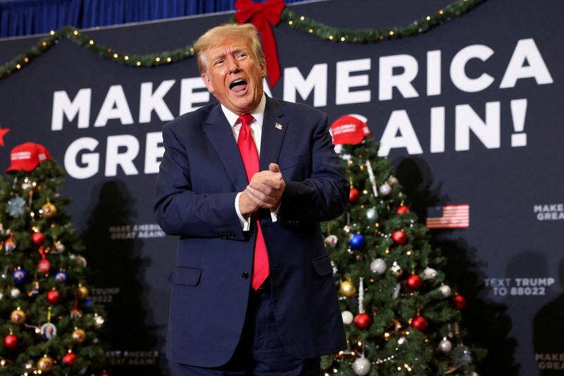 &copy; Reuters. El candidato presidencial republicano y expresidente de Estados Unidos, Donald Trump, asiste a un acto de campaña en Waterloo, Iowa, Estados Unidos. 19 de diciembre de 2023. REUTERS/Scott Morgan
