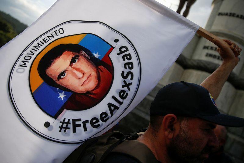 &copy; Reuters. FOTO DE ARCHIVO-Un manifestante del movimiento "Liberen a Alex Saab" sostiene un cartel en una caravana que exige la liberación de Saab, un empresario colombiano con vínculos venezolanos y que fue extraditado a Estados Unidos acusado de lavado de dinero