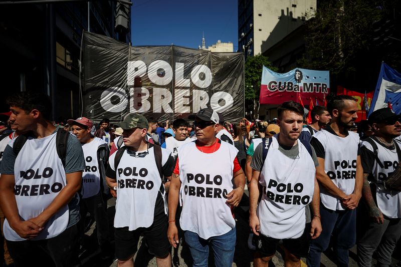 © Reuters. Manifestantes protestam contra medidas de austeridade do novo presidente da Argentina Javier Milei, em Buenos Aires
20/12/2023
REUTERS/Agustin Marcarian