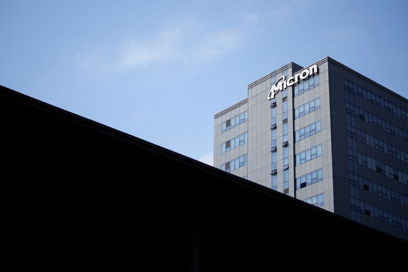 &copy; Reuters. FILE PHOTO: The company logo is seen on the Micron Technology Inc. offices in Shanghai, China May 25, 2023. REUTERS/Aly Song/File Photo