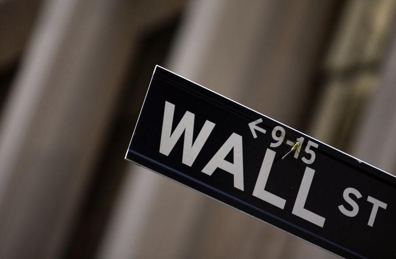 &copy; Reuters. Une libellule est visible sur un panneau de Wall Street à New York. /Photo prise le 18 septembre 2008/REUTERS/Eric Thayer