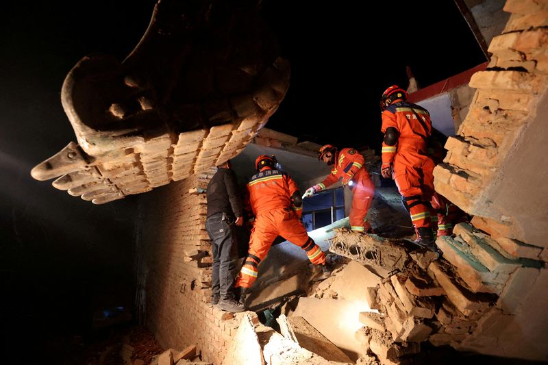 &copy; Reuters. FILE PHOTO: Rescue workers conduct search and rescue operations at Kangdiao village following the earthquake in Jishishan county, Gansu province, China December 19, 2023. China Daily via REUTERS/ File photo