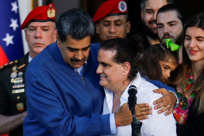 © Reuters. الرئيس الفنزويلي نيكولاس مادورو يحتضن رجل الأعمال الكولومبي أليكس صعب، الذي كان متهما بقضايا رشوة، بعدما أفرجت أمريكا عنه في كراكاس يوم الأربعاء. تصوير: ليوناردو فرنانديث بيلوريا - رويترز.