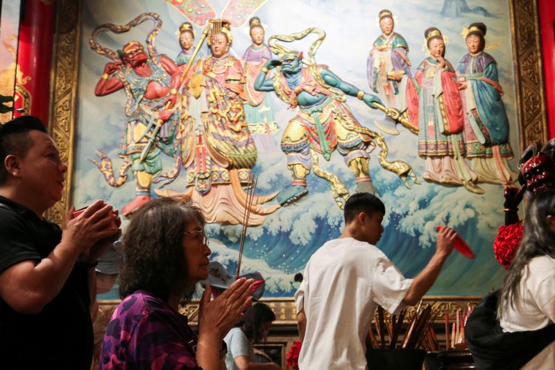 © Reuters. FILE PHOTO: Worshippers pray to the sea goddess Mazu at the Dajia Jenn Lann Temple in Dajia district of Taichung, Taiwan November 9, 2023. REUTERS/James Pomfret