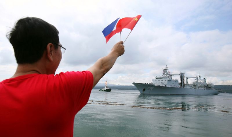 &copy; Reuters. 中国の王毅外相は２０日、フィリピンの外相と電話会談し、南シナ海の情勢についてフィリピンが判断を誤り、自らの主張を通そうとしたり「悪意ある」外部勢力と結託したりすれば、中国