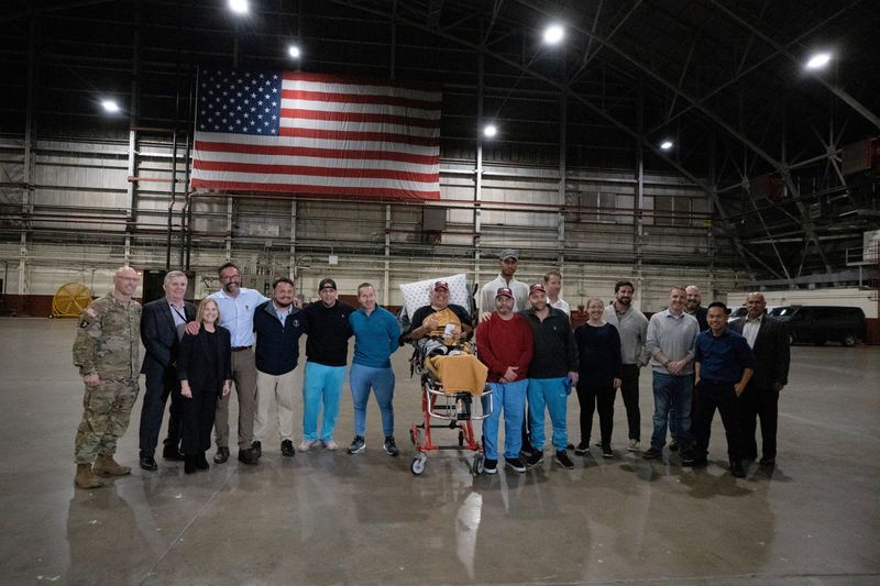 © Reuters. Freed American prisoners who were released in Venezuela arrive at Joint Base San Antonio in San Antonio, Texas U.S., December 20, 2023. REUTERS/Kaylee Greenlee Beal