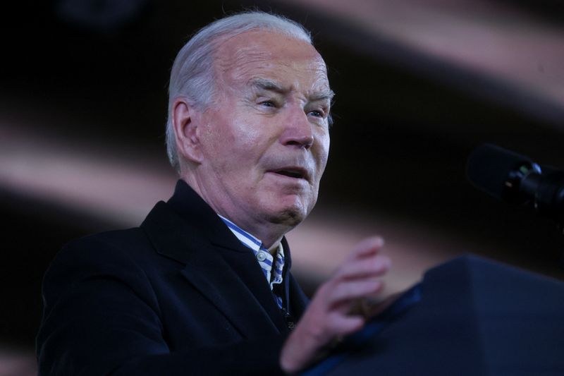 &copy; Reuters. U.S. President Joe Biden discusses the Biden administration economic policies during a visit to the Wisconsin Black Chamber of Commerce in Milwaukee, Wisconsin, U.S., December 20, 2023. REUTERS/Leah Millis