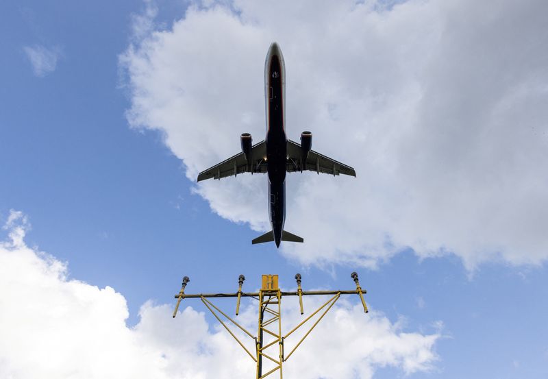 © Reuters. FILE PHOTO: An Aeroflot passenger plane descends before landing at the Sheremetyevo international airport outside Moscow, Russia, August 23, 2023. REUTERS/Maxim Shemetov/File Photo