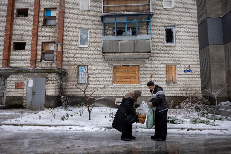 &copy; Reuters. A driver delivers groceries to a woman who is one of the few remaining residents in a neighbourhood that was heavily damaged by fighting in the frontline town of Lyman, amid Russia’s attack on Ukraine, December 15, 2023.  REUTERS/Thomas Peter