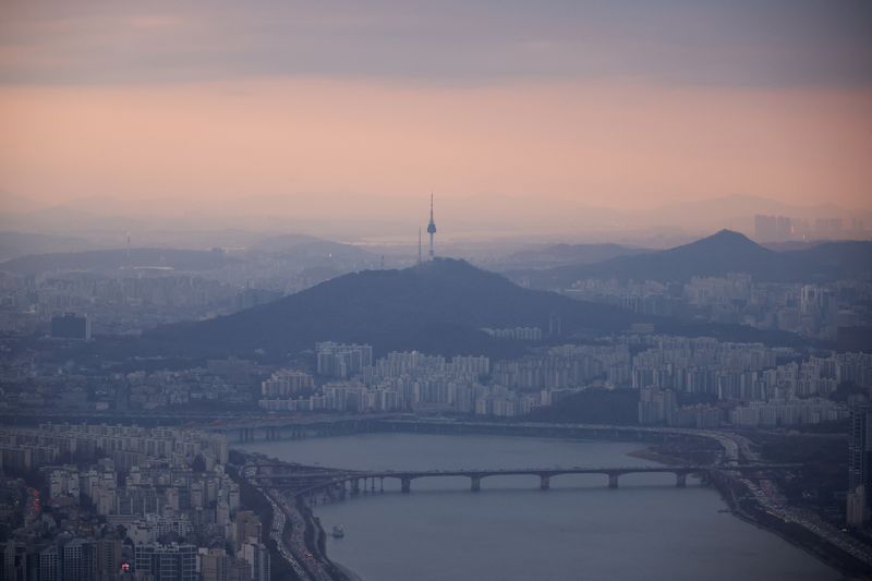 &copy; Reuters. FILE PHOTO: General view of Seoul during sunset taken from the roof of 123-storey skyscraper Lotte World Tower in Seoul, South Korea, November 28, 2023.   REUTERS/Kim Hong-Ji   