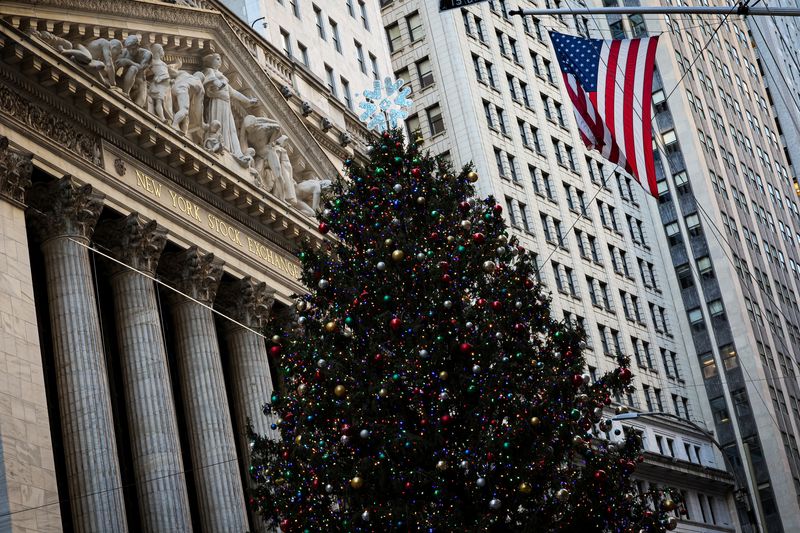 &copy; Reuters. Un árbol de Navidad fuera de la Bolsa de Nueva York (NYSE) en la ciudad de Nueva York, Estados Unidos, 15 de diciembre de 2023.  REUTERS/Brendan McDermid/Foto de archivo