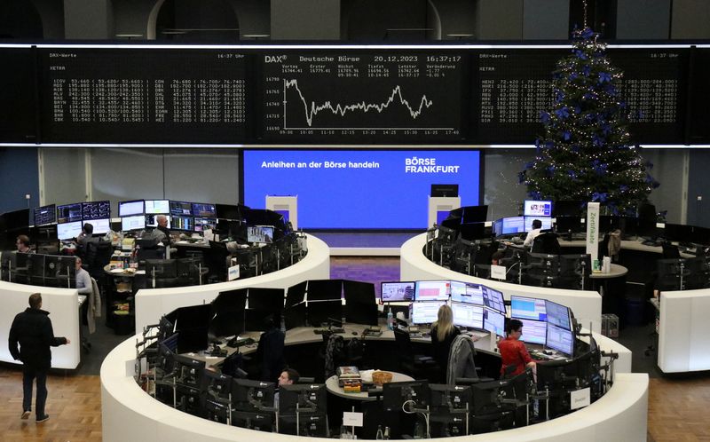 &copy; Reuters. شاشة إلكترونية تعرض بيانات المؤشر داكس الألماني في بورصة فرانكفورت يوم الاربعاء. تصوير: رويترز.

