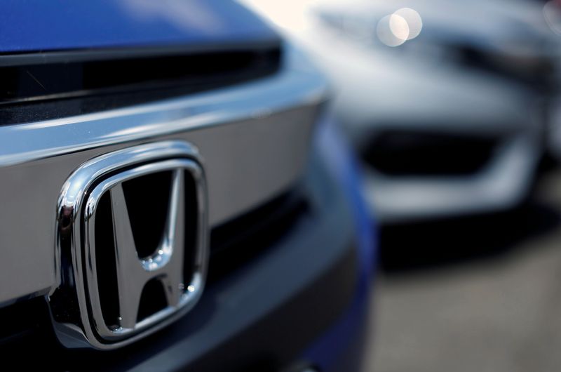 © Reuters. The Honda logo is seen on a new Civic model on a dealer's lot in Silver Spring, Maryland, U.S. June 1, 2016. REUTERS/Gary Cameron/File Photo