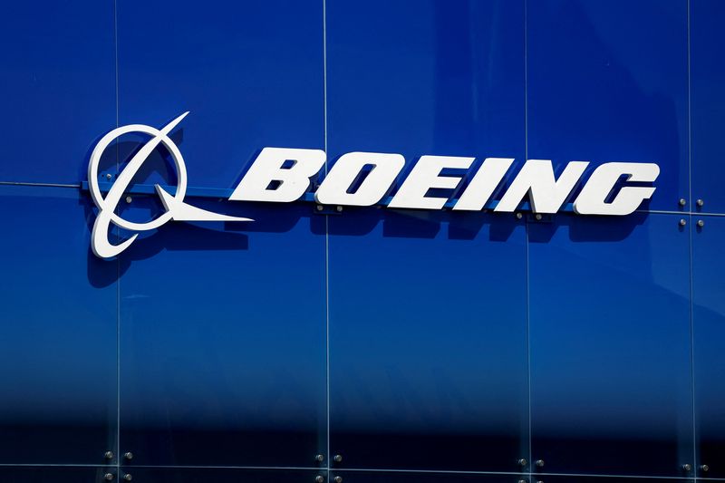 &copy; Reuters. Le logo Boeing est visible au 54ème Salon international de l'aéronautique et de l'espace de Paris à l'aéroport du Bourget près de Paris. /Photo prise le 18 juin 2023/REUTERS/Benoit Tessier