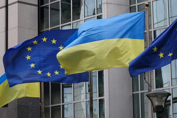 &copy; Reuters. Imagen de archivo de banderas de Ucrania y la Unión Europea en el edificio del Parlamento Europeo en Bruselas, Bélgica. 24 febrero 2023. REUTERS/Yves Herman