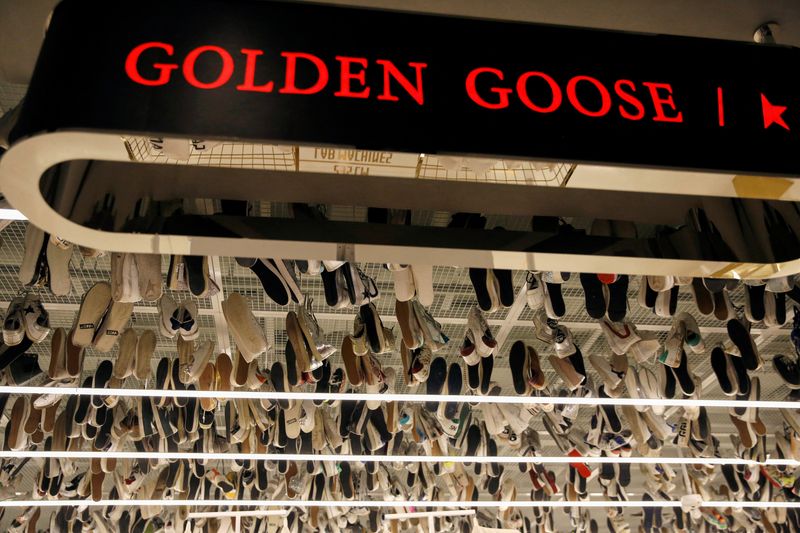 &copy; Reuters. Le scarpe da ginnastica del marchio italiano di alta moda Golden Goose sono appese vicino all'insegna del suo negozio a Pechino, Cina, 23 settembre 2020. Foto REUTERS/Tingshu Wang/File