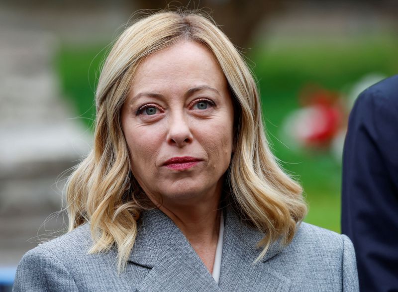 &copy; Reuters. La prima ministra italiana Giorgia Meloni assiste alla cerimonia di donazione di un'auto Lamborghini "Urus" alla Polizia di Stato a Roma, 12 dicembre 2023. REUTERS/Remo Casilli