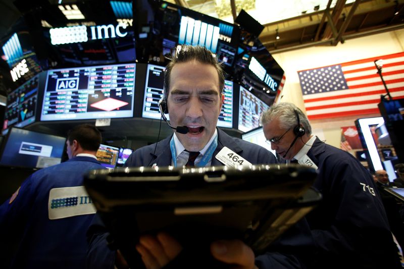 &copy; Reuters. Des traders travaillent à la Bourse de Wall Street. /Photo prise le 7 novembre 2016/REUTERS/Brendan McDermid