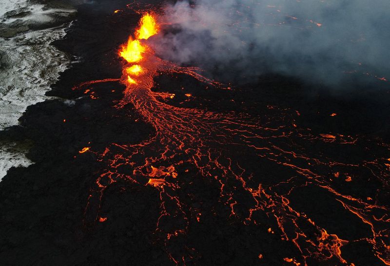 &copy; Reuters. Una imagen de dron muestra la lava brotando del lugar de la erupción volcánica al norte de Grindavik, fotografiada desde Sylingarfell, Islandia, el 19 de diciembre de 2023. REUTERS/Sigurdur Davidsson
