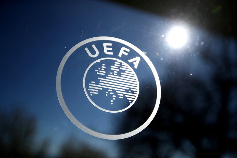 © Reuters. شعار الاتحاد الأوروبي لكرة القدم (اليويفا) علي المقر الرئيسي في سويسرا. صورة من أرشيف رويترز.
