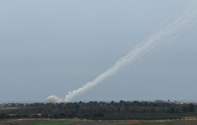 © Reuters. Estelas de humo durante el lanzamiento de una salva de cohetes desde la Franja de Gaza hacia Israel, visto desde el sur de Israel, 21 de diciembre de 2023. REUTERS/Clodagh Kilcoyne 