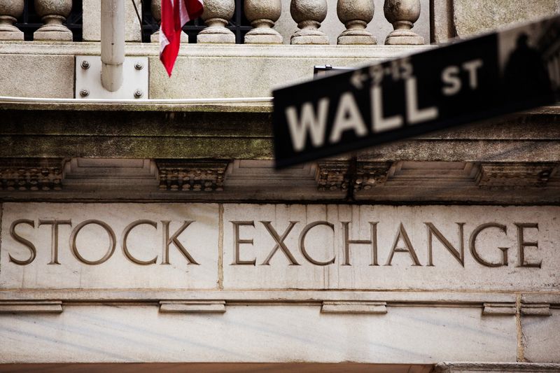 &copy; Reuters. Un panneau de Wall Street est accroché devant la Bourse de New York. /Photo d'archive/REUTERS/Lucas Jackson/