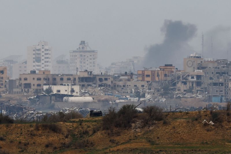 &copy; Reuters. Il fumo si leva dagli edifici distrutti nella Striscia di Gaza, nel corso del conflitto in corso tra Israele e il gruppo islamista palestinese Hamas, visto dal sud di Israele, 21 dicembre 2023. REUTERS/Clodagh Kilcoyne