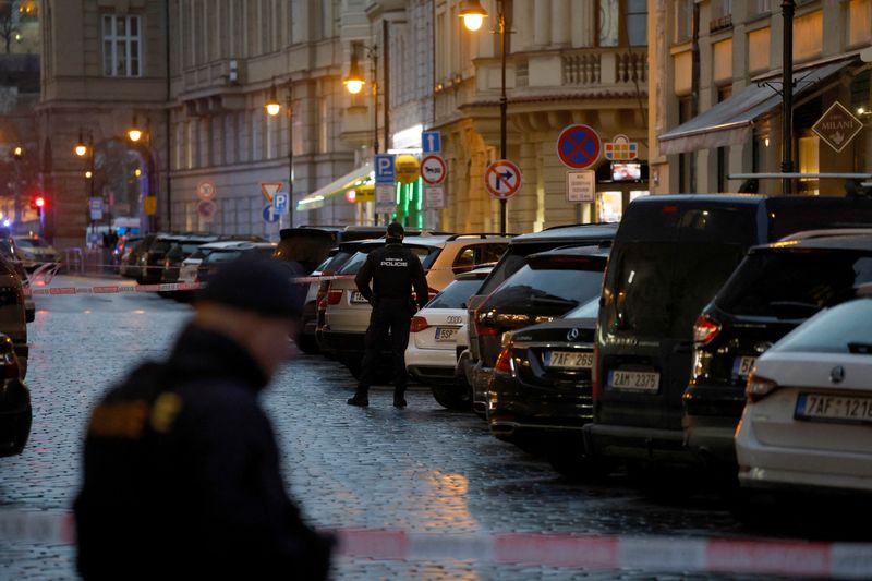 &copy; Reuters. Diversi poliziotti nei pressi dell'Università Carolina a Praga, Repubblica Ceca. REUTERS/David W Cerny