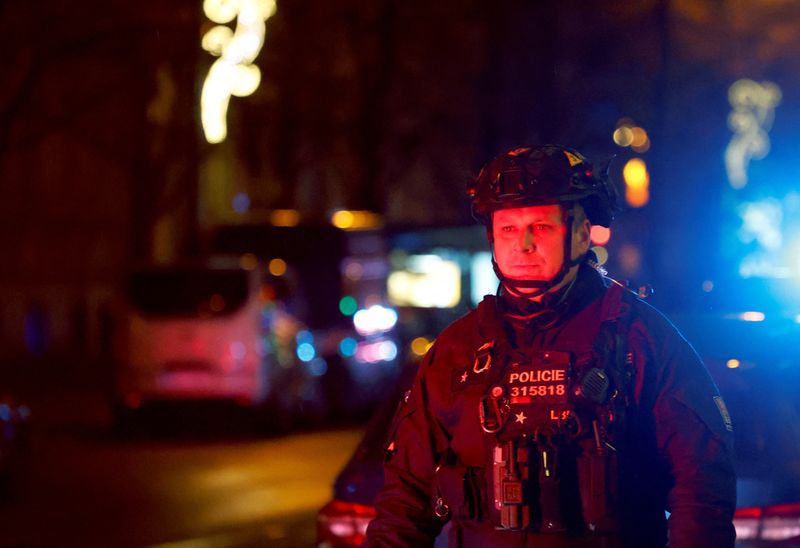 &copy; Reuters. ضابط شرطة خلال عمليات التأمين عقب حادث إطلاق نار في جامعة براج بالتشيك يوم الخميس. تصوير: ديفيد دبليو تشيرني - رويترز.