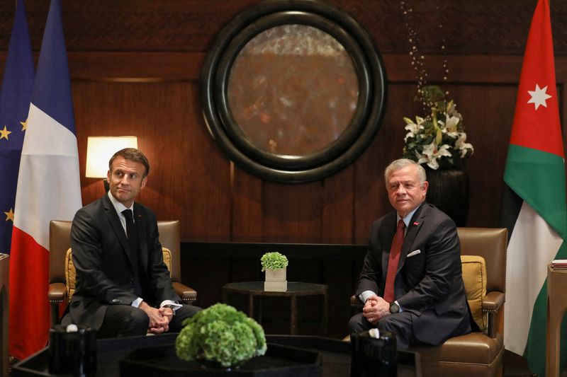 &copy; Reuters. العاهل الأردني الملك عبد الله الثاني يلتقي الرئيس الفرنسي إيمانويل ماكرون في عمان يوم 25 أكتوبر تشرين الأول 2023. تصوير: علاء السخني - رويترز.