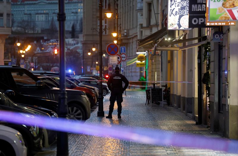 &copy; Reuters. チェコの首都プラハで２１日、大学の建物内で銃撃事件が発生し、少なくとも１５人が死亡した。プラハで撮影（２０２３年　ロイター/David W Cerny）