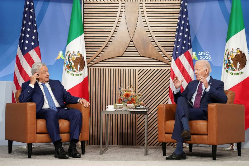 &copy; Reuters. El presidente estadounidense Joe Biden se reúne con el presidente mexicano Andrés Manuel López Obrador al margen de la cumbre del Foro de Cooperación Económica Asia-Pacífico (APEC) en San Francisco, California, EE.UU. 17 de noviembre 2023. REUTERS/K