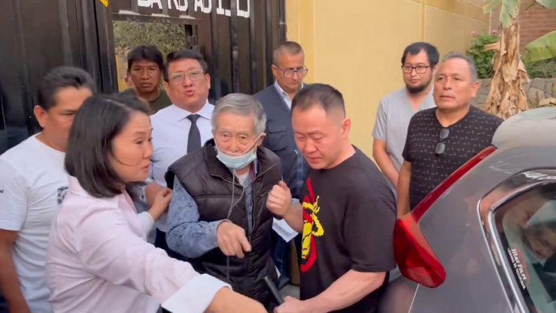 &copy; Reuters. El expresidente peruano Alberto Fujimori, acompañado por sus hijos Keiko y Kenji, sale de prisión tras ser liberado tras la restauración de un polémico indulto de 2017 por motivos humanitarios, en las afueras de Lima, Perú, el 6 de diciembre de 2023 