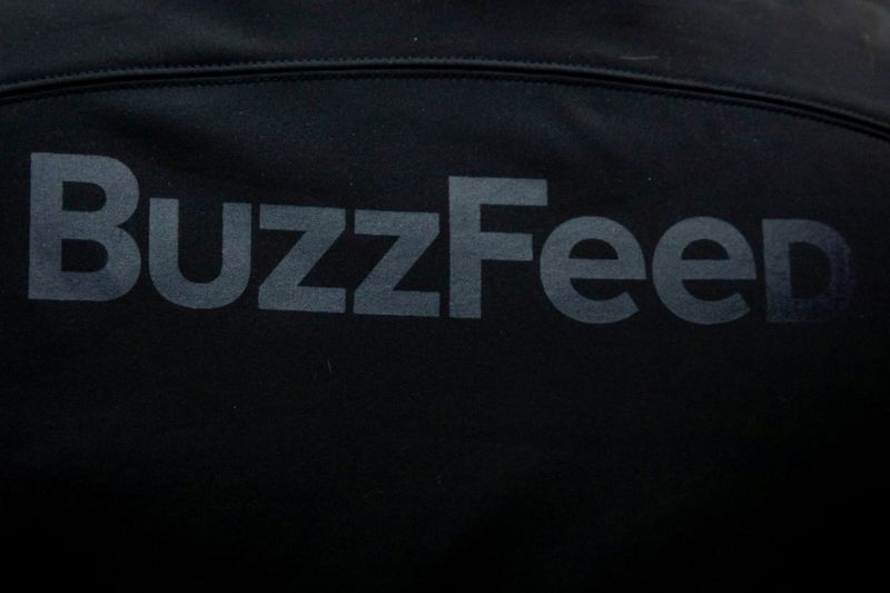 © Reuters. FILE PHOTO: A BuzzFeed sign is seen during the company's debut outside the Nasdaq Market in Times Square in New York City, U.S., December 6, 2021.  REUTERS/Brendan McDermid/File Photo