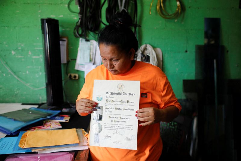 &copy; Reuters. FOTO DE ARCHIVO-Evelyn García muestra un diploma de su hermano detenido durante el estado de emergencia decretado por el Gobierno para frenar la violencia de las pandillas, en San Salvador, El Salvador. 4 de diciembre de 2023. REUTERS/Jose Cabezas