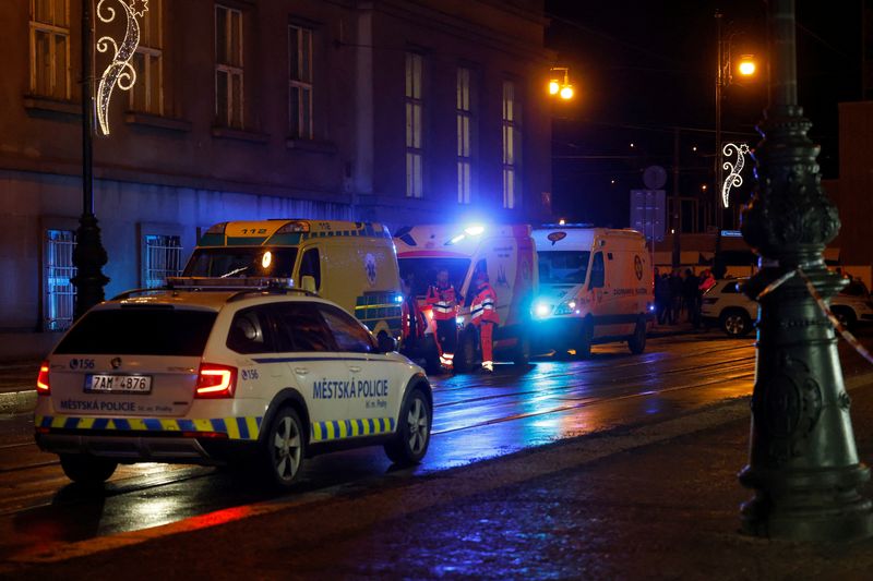 &copy; Reuters. سيارة شرطة تمر أمام سيارات إسعاف متوقفة بالقرب من موقع حادث إطلاق نار في أحد مباني جامعة تشارلز في براج بجمهورية التشيك يوم الخميس. تصوير: دي