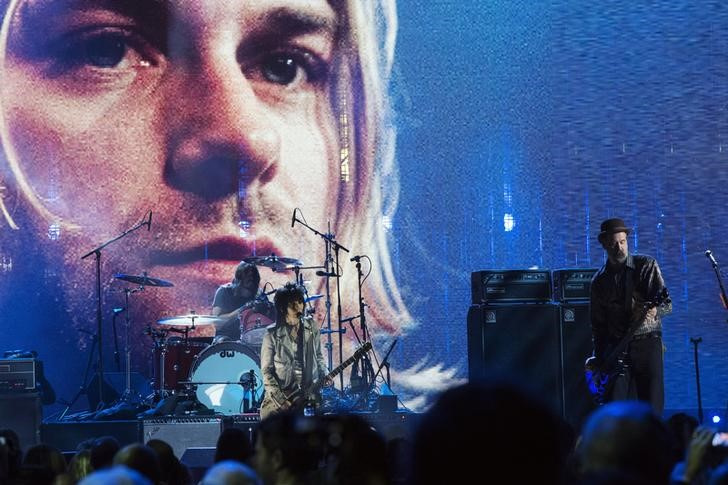 &copy; Reuters. Foto de archivo de Joan Jett tocando junto a Dave Grohl y Krist Novoselic después de la inducción de Nirvana al Rock and Roll Hall of Fame en el Barclays Center en Brooklyn, Nueva York 
Abril 11, 2014.  REUTERS/Lucas Jackson 