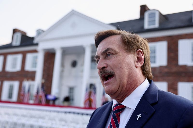 © Reuters. My Pillow CEO Mike Lindell speaks as he waits for former U.S. President Donald Trump, following Trump's arraignment on classified document charges, at Trump National Golf Club, in Bedminster, New Jersey, U.S., June 13, 2023. REUTERS/Amr Alfiky