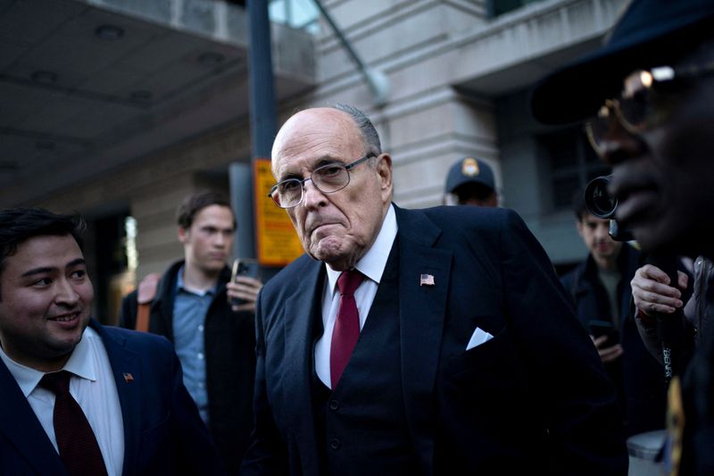 © Reuters. Former New York Mayor Rudy Giuliani departs the U.S. District Courthouse after he was ordered to pay $148 million in his defamation case in Washington, U.S., December 15, 2023. REUTERS/Bonnie Cash/ File Photo