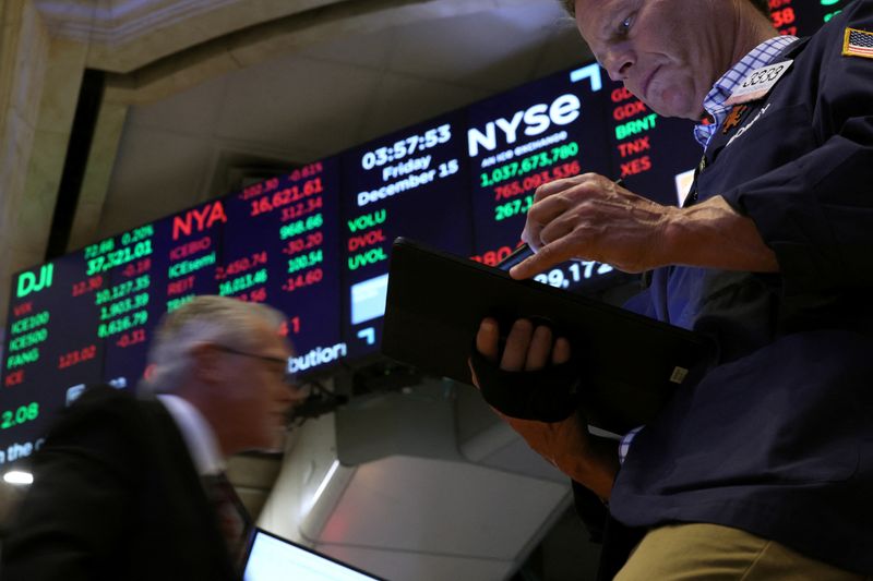 &copy; Reuters. متداولان يعملان في بورصة نيويورك الأمريكية يوم 15 ديسمبر كانون الأول 2023. تصوير: برندان مكدرميد - رويترز.