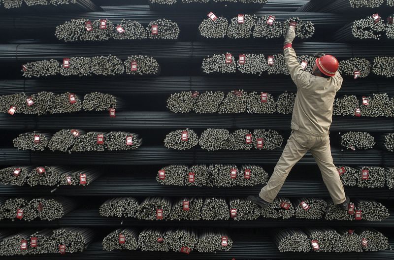 &copy; Reuters. A labourer marks steel bars at a steel and iron factory in Changzhi, north China's Shanxi province January 11, 2007. REUTERS/Stringer/Files