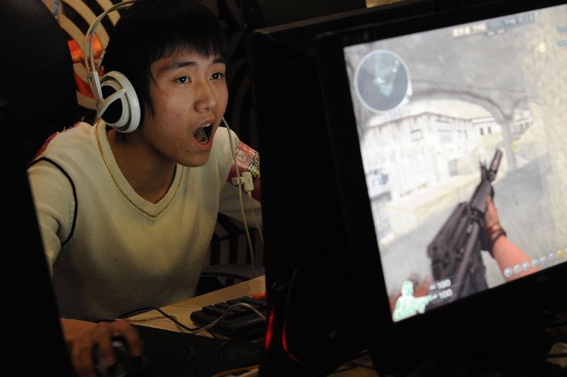 &copy; Reuters. FILE PHOTO: A gamer plays online games at an internet cafe in Taiyuan, Shanxi province, January 23, 2010. REUTERS/Stringer/File Photo